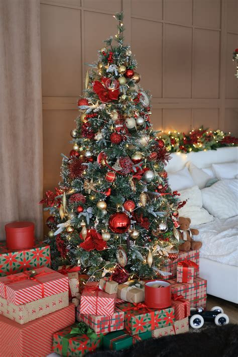 Albero di Natale con un mix di addobbi tradizionali e fatti a mano