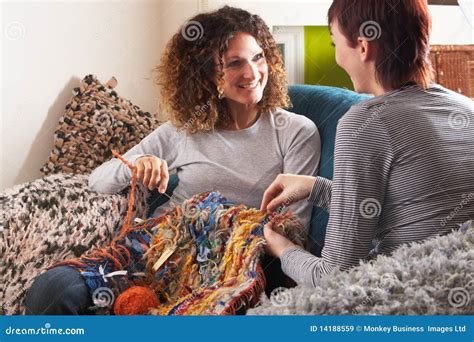 Donne che lavorano a maglia in gruppo