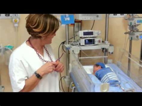 Coordinatrici del reparto di neonatologia e ostetricia con i corredini fatti a maglia