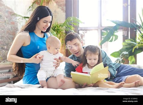genitori che leggono un libro al neonato