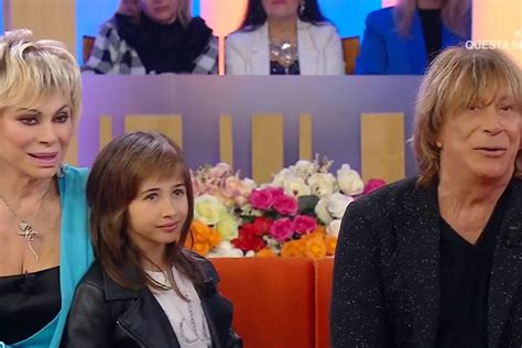 Foto di Carmen Russo ed Enzo Paolo Turchi con la figlia Maria