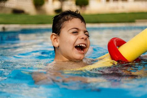bambino che gioca in piscina