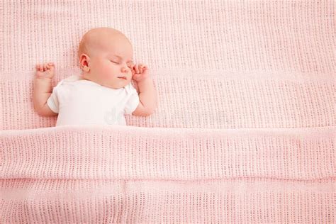 bambino neonato che dorme serenamente