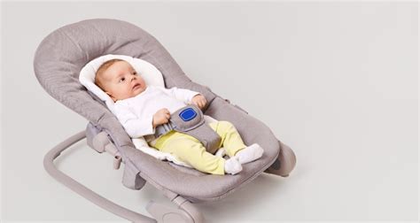 Neonato che dorme in una sdraietta