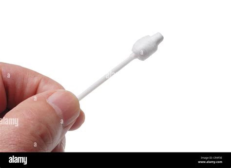dettaglio di un orecchio di neonato con batuffolo di cotone