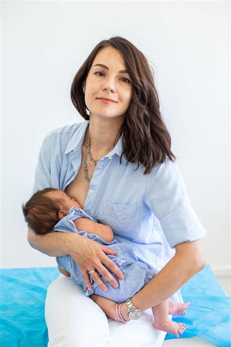 Madre che allatta il bambino in una posizione confortevole
