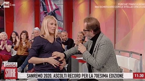 Coppia di donne che accarezza un pancione