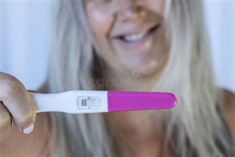 Immagine di una donna che effettua un test di gravidanza