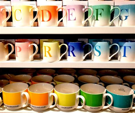 bambino che sceglie una tazza colorata per la colazione