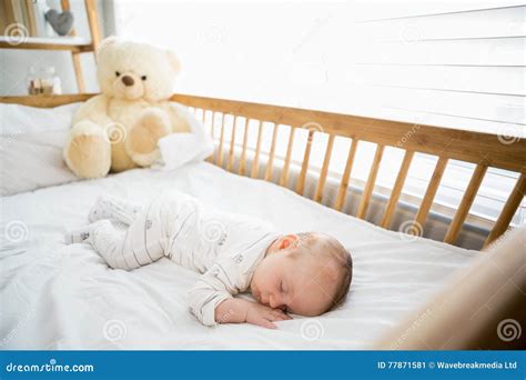 Neonato che dorme serenamente in una culla