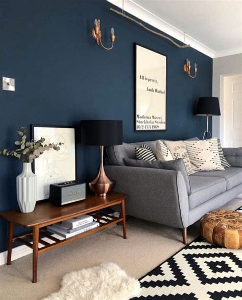 Esempio di soggiorno con parete blu navy