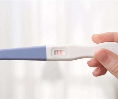 Donne che fanno un test di gravidanza a casa