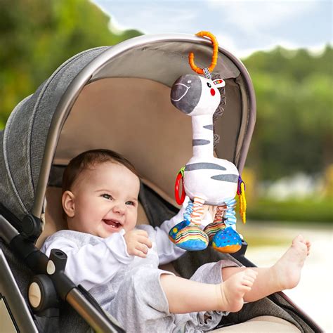 bambino che gioca con un sonaglio da passeggino