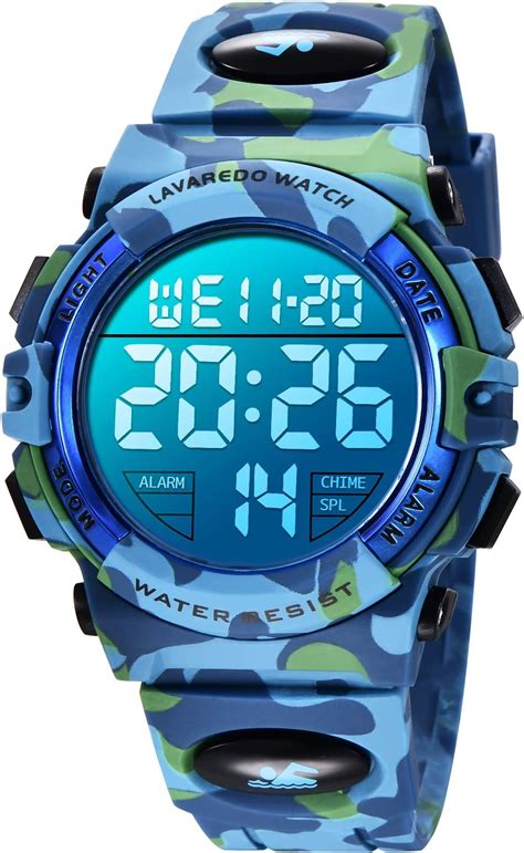 ragazzo con orologio sportivo digitale