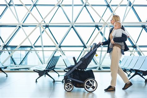 Neonati e genitori in aeroporto