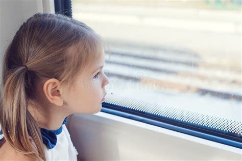 Bambino che guarda fuori dall'oblò dell'aereo