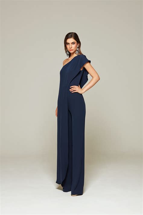 Modello di jumpsuit elegante da cerimonia con pantalone a palazzo e corpetto decorato