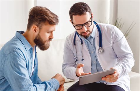 Medico che parla con un paziente