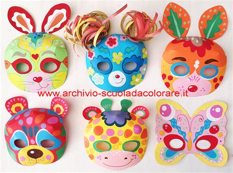 Bambini con maschere di Carnevale
