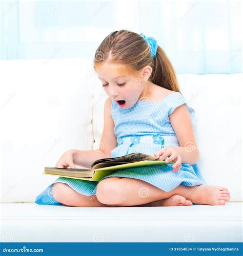 bambina che legge un libro a colori