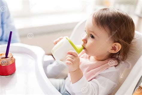 Bambino che mangia dalla tazza
