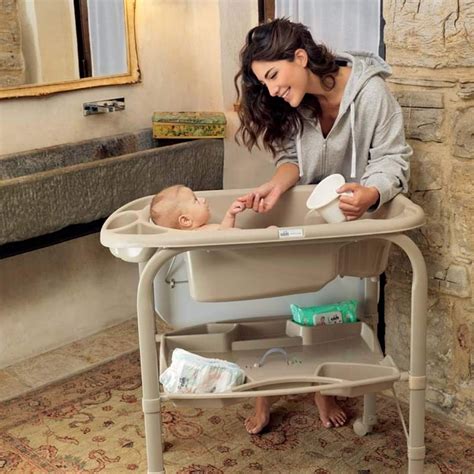 fasciatoio per neonati posizionato sopra i sanitari in un bagno piccolo