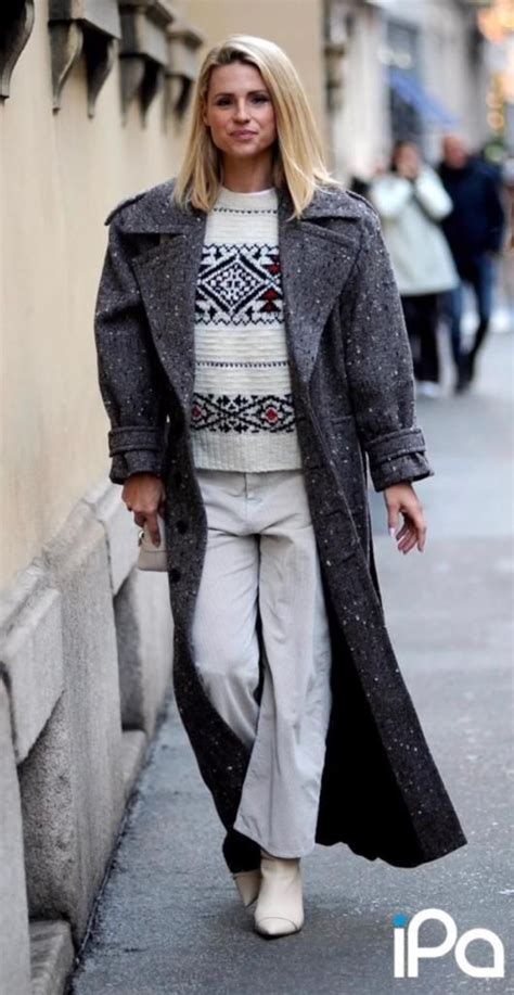 Donna che indossa pantaloni comodi e un maglione morbido
