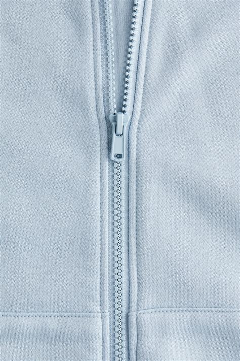 Dettaglio di una felpa con zip in tessuto morbido