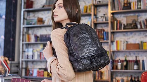Donna con una tracollina e uno zaino alla moda