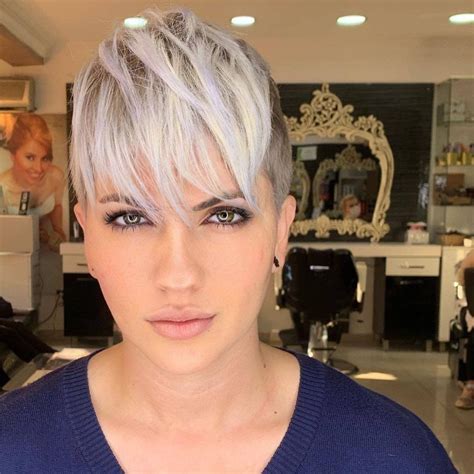 Modella con taglio pixie e frangia sfilata