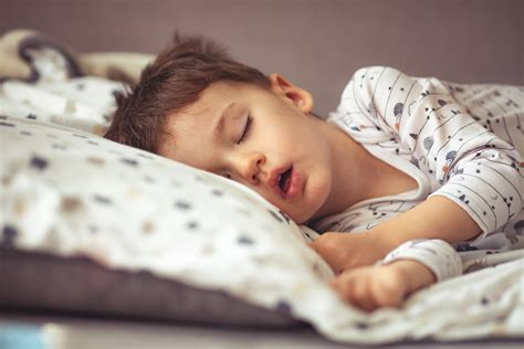 Bambino che dorme in un passeggino con capottina estesa