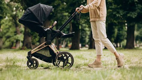 Genitore che chiude un passeggino con una mano
