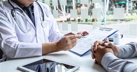 Donne che discutono con un medico in un ambiente sanitario