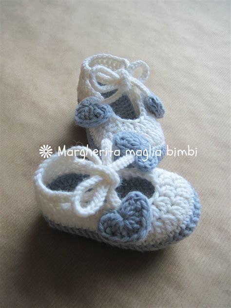 Neonata con scarpine all'uncinetto bianche e blu