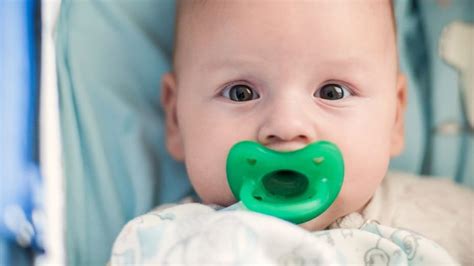 Bambino che succhia il ciuccio