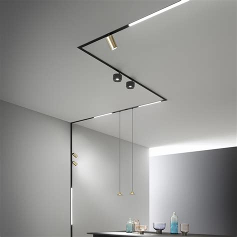 Design di lampade con luce indiretta e LED centrali