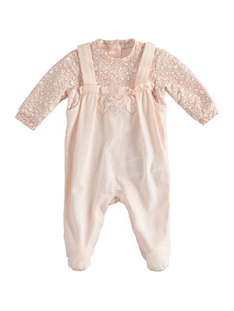Bambino in tutina intera che dorme