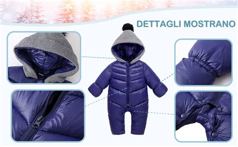Bambino in una tuta imbottita invernale sorridente