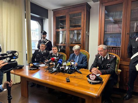 coppia che si sostiene a vicenda con i neonati