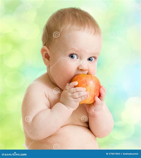 Bambino che mangia frutta