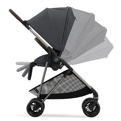 Bambino seduto su un passeggino Cybex con fodera estiva