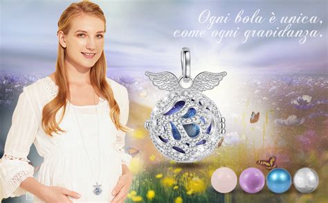 Bambino che gioca con un ciondolo Chiama Angeli