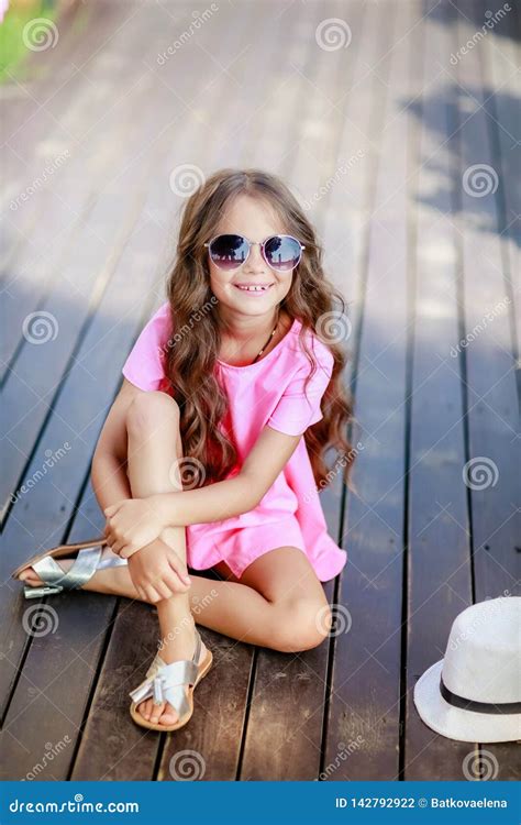 bambina che indossa una camicetta rosa