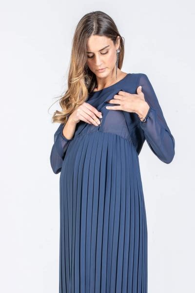 Modella incinta che indossa abiti premaman eleganti