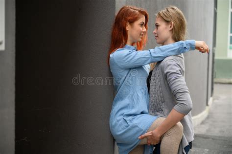 Donne che si abbracciano con un bambino