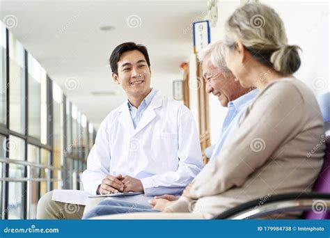 Medico che parla con una coppia