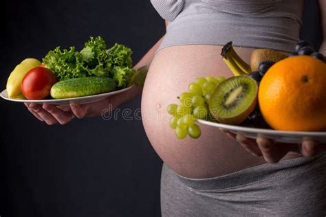 Illustrazione di una donna incinta che mangia frutta e verdura