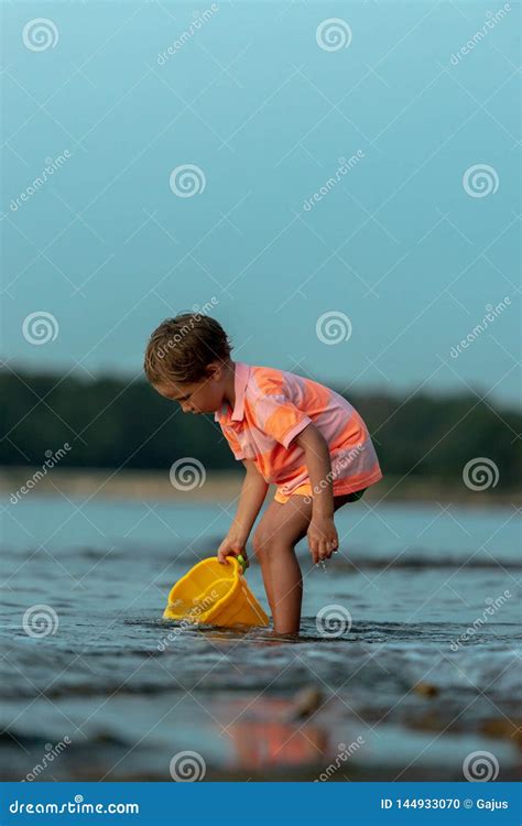bambino che gioca in acqua bassa