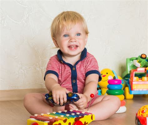 bambino che gioca su una poltrona colorata