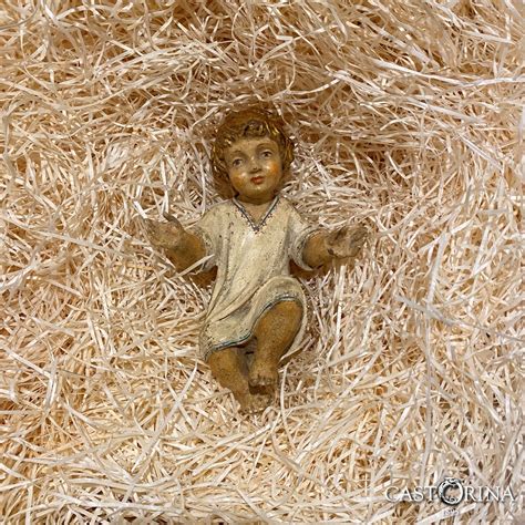 bambino che guarda il presepe